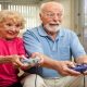 Világ – több idős ember videojátékozik
